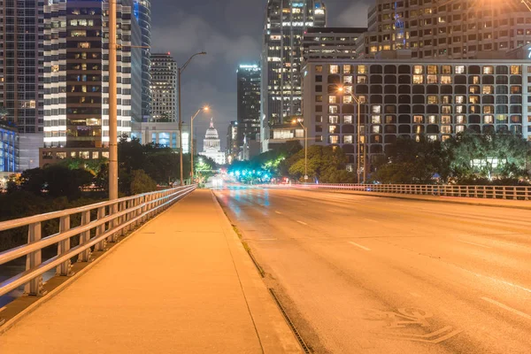 Downtown Austin Nachts Met Verkeerslicht Spoor Leidt Naar Texas State — Stockfoto