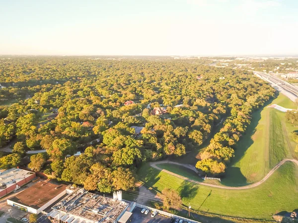 Vista aérea almacén suburbano en la comunidad de Kessler al sur de dow — Foto de Stock