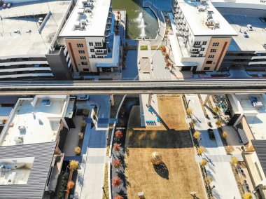 Las Colinas 'taki hava aracı görüşlü hafif demiryolu sistemi, Dallas banliyösünde gelişmiş bir bölge, Teksas, ABD