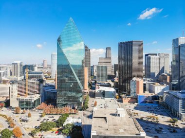 Üstten görünüm şehir merkezinde Dallas silueti ve renkli su tarih bırakır.