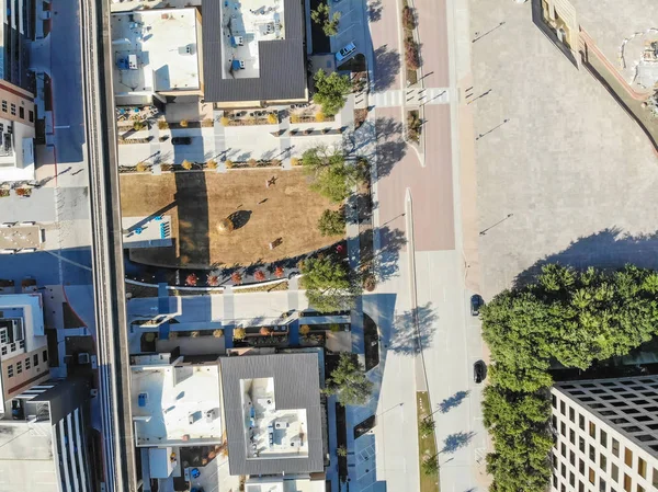 Vista aérea del centro de Las Colinas en los suburbios de Dallas en el soleado autu —  Fotos de Stock