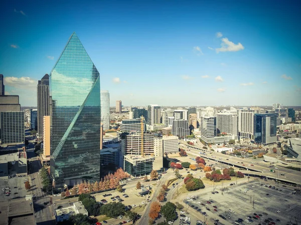 Top vista para o centro de Dallas com skylines e folhas coloridas em su — Fotografia de Stock