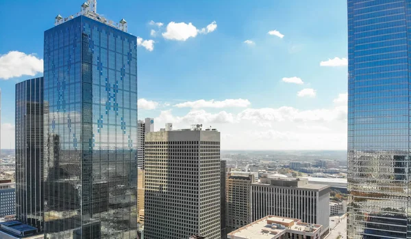 Vista panorámica del centro de Dallas con skylines y colorido le —  Fotos de Stock