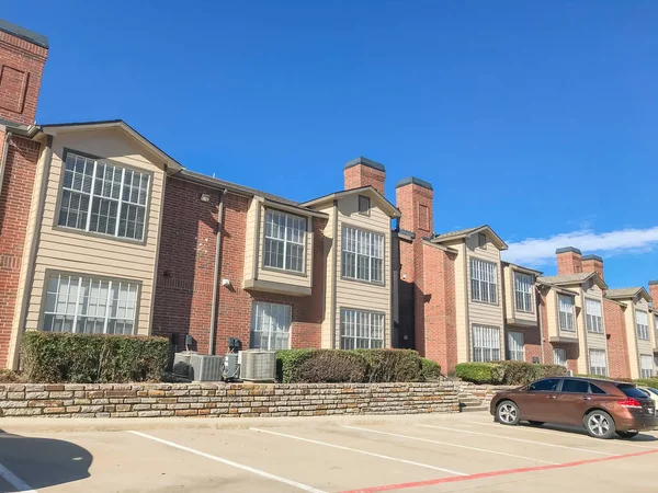 Típico Complejo Apartamentos Cerca Dallas Texas Estados Unidos Con Aparcamientos — Foto de Stock