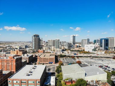 Üstten görünüm gökdelen binalar renkli aut ile şehir merkezinde Dallas