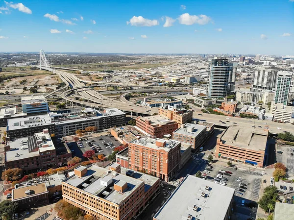 Edificio de vista superior y sistema de autopistas de Uptown Dallas con Marga — Foto de Stock