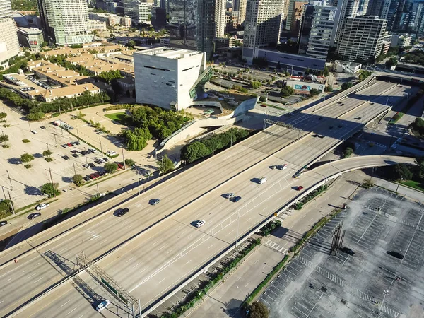 Von oben freie Parkplätze mit Skylines in der Innenstadt von Dallas — Stockfoto
