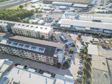 Büyük upt depoda yakınındaki bina havadan görünümü yeni kat mülkiyeti