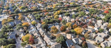 Panoramik üstten görünüm kentsel yayılma varoşlarda Dallas sonbahar deniz sırasında