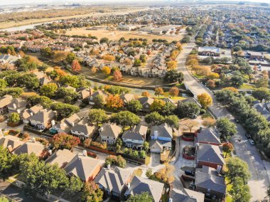 Üstten görünüm riverside konut ve kentsel yayılma n Kiralama alanında