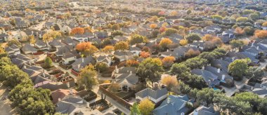 Panoramik üstten görünüm kentsel yayılma varoşlarda Dallas sonbahar deniz sırasında