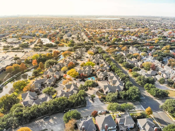 Vista superior residencial junto al río y zona de alquiler en expansión urbana n — Foto de Stock