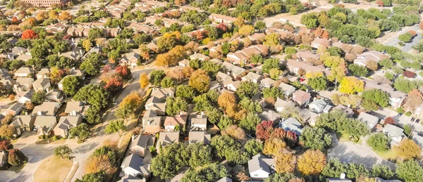 Vista superior panorámica de los suburbios urbanos en expansión Dallas durante el otoño mar — Foto de Stock