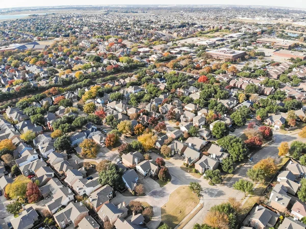Top view urban sprawl suburbs Dallas during autumn season with c — Stock Photo, Image