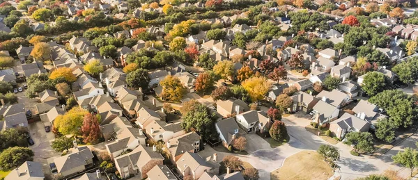 Vista superior panorámica de los suburbios urbanos en expansión Dallas durante el otoño mar — Foto de Stock