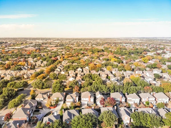 Vista aérea residencial y zona de alquiler en expansión urbana cerca de Dal —  Fotos de Stock