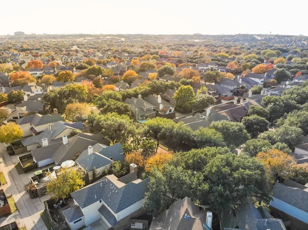 Vista superior de los suburbios urbanos de Dallas durante la temporada de otoño con c —  Fotos de Stock