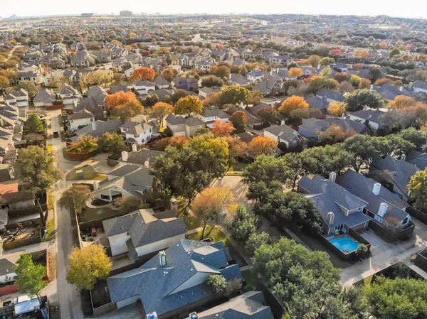 Vue de dessus banlieue urbaine tentaculaire Dallas pendant la saison d'automne avec c — Photo