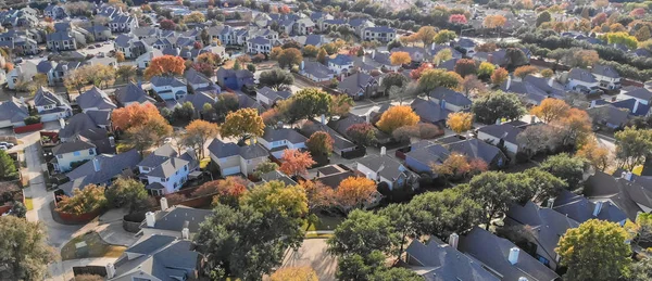 Vista panorâmica superior subúrbios de expansão urbana Dallas durante o mar de outono — Fotografia de Stock