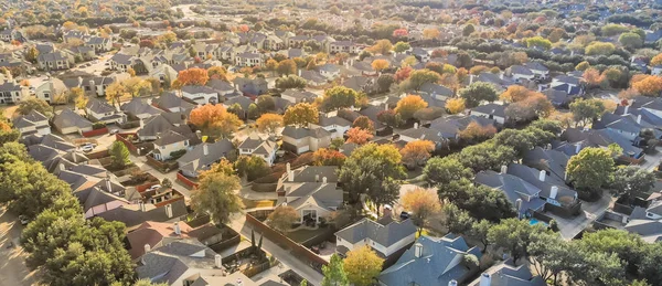 Vista superior panorámica de los suburbios urbanos en expansión Dallas durante el otoño mar — Foto de Stock