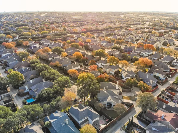 Vue de dessus banlieue urbaine tentaculaire Dallas pendant la saison d'automne avec c — Photo