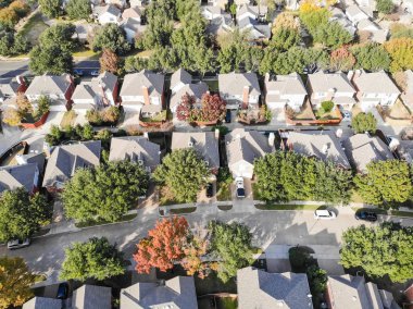 Dallas, Teksas yakınlarındaki renkli yapraklarla sonbahar mevsiminde havadan manzaralı bir mahalle.
