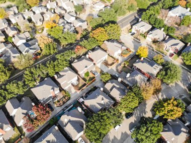 Sonbahar ne yerleşim bölgesinde dron görünümünü düz aşağı hava