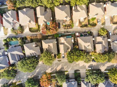 Sonbahar ne yerleşim bölgesinde dron görünümünü düz aşağı hava