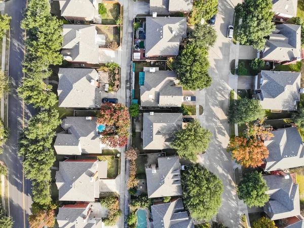 Sonbahar ne yerleşim bölgesinde dron görünümünü düz aşağı hava