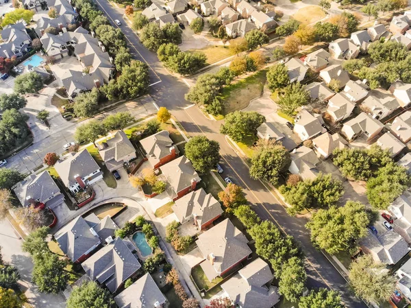 Vista aérea recta hacia abajo del dron de la zona residencial en otoño ne — Foto de Stock