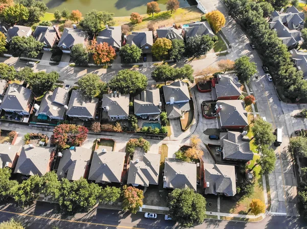 Vista aérea recta hacia abajo del dron de la zona residencial en otoño ne — Foto de Stock