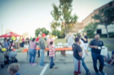 Bulanık arka plan farklı kişi Hıristiyan ch satýr hizmet veren