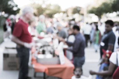 Filtre uygulanan görüntü bulanık arka plan çeşitli insanlar satırı hizmet veren 