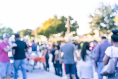 Lin, yerel kilise garson bulanık arka plan crowed insanlara