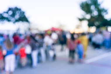 Lin, yerel kilise garson bulanık arka plan crowed insanlara