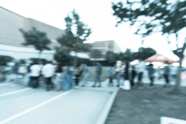 Imagen filtrada fondo borroso larga fila de personas esperando — Foto de Stock