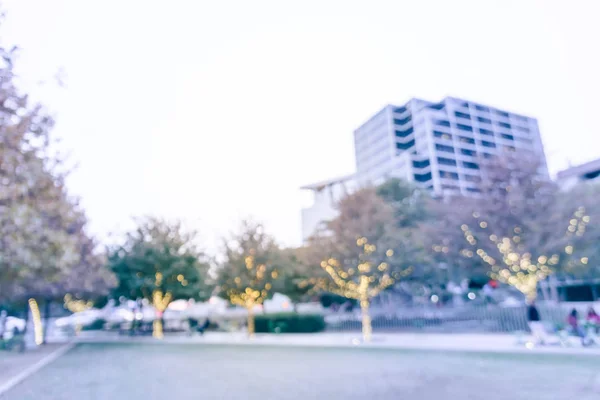 Městský park s rozsvíceným stromem holiday svícení rozmazané pozadí — Stock fotografie