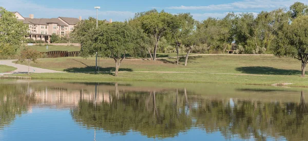 Parque urbano panorâmico com reflexão lago e complexo de apartamentos em segundo plano perto de Dallas — Fotografia de Stock