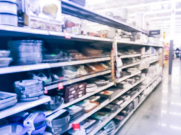 Fond flou poêles à frire et ustensiles de cuisine dans un magasin de détail aux États-Unis — Photo