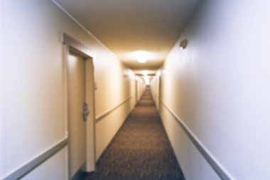 Tipik Amerikan otel koridorda bulanık arka plan