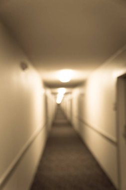 Filtre uygulanan görüntü bulanık arka plan koridorda tipik Amerikan otel