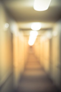 Tipik Amerikan otel koridorda bulanık arka plan