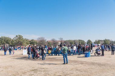 Irving, Tx, bize-Jan 26, 2019: Soyum kış festivalinde queuing insanlar. Yıllık Frost nadir görülen kabarık kar ve eğlenceli Fest Irving, Texas, ücretsiz Kış Festivali Etkinlikleri