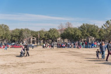 Irving, Tx, bize-Jan 26, 2019: Soyum kış festivalinde queuing insanlar. Yıllık Frost nadir görülen kabarık kar ve eğlenceli Fest Irving, Texas, ücretsiz Kış Festivali Etkinlikleri