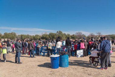 Irving, Tx, bize-Jan 26, 2019: Buz heykel ücretsiz Kış Festivali, Irving, Texas, yıllık Frost Fest demoları izlerken, featuring nadir görülen kabarık kar ve eğlenceli insanlar çeşitli grup faaliyetleri