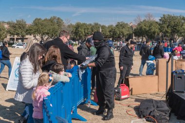 Irving, Tx, bize-Jan 26, 2019: Buz heykel ücretsiz Kış Festivali, Irving, Texas, yıllık Frost Fest demoları izlerken, featuring nadir görülen kabarık kar ve eğlenceli insanlar çeşitli grup faaliyetleri