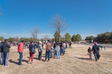 Irving, Tx, bize-Jan 26, 2019: Soyum kış festivalinde queuing insanlar. Yıllık Frost nadir görülen kabarık kar ve eğlenceli Fest Irving, Texas, ücretsiz Kış Festivali Etkinlikleri