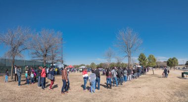 Irving, Tx, bize-Jan 26, 2019: Panorama uzun sıra çeşitli insan yıllık Frost Fest, tepe eğlence boru kar için bekliyor. Nadir görülen kabarık kar ve eğlenceli bir ücretsiz Kış Festivali Etkinlikleri