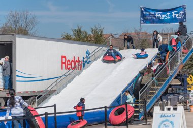 Irving, Tx, bize-Jan 26, 2019: Snow boru hill eğlenceli aktiviteler, Irving, Texas yıllık Frost Fest. Nadir görülen kabarık kar ve eğlenceli bir ücretsiz Kış Festivali Etkinlikleri