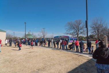 Irving, Tx, bize-Jan 26, 2019: Soyum kış festivalinde queuing insanlar. Yıllık Frost nadir görülen kabarık kar ve eğlenceli Fest Irving, Texas, ücretsiz Kış Festivali Etkinlikleri